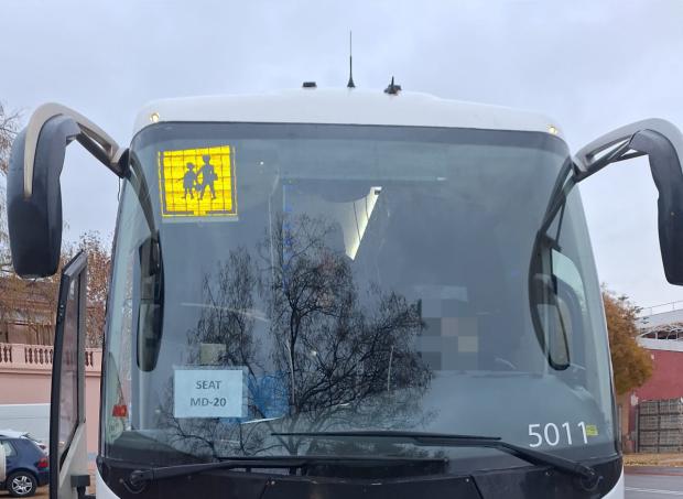 Padres indignados: Los autocares escolares del CEE Tramontana llegan con retraso y malas condiciones