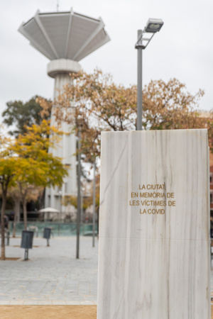 El Prat coloca en la Plaza Cataluña una escultura en homenaje a las víctimas del Covid