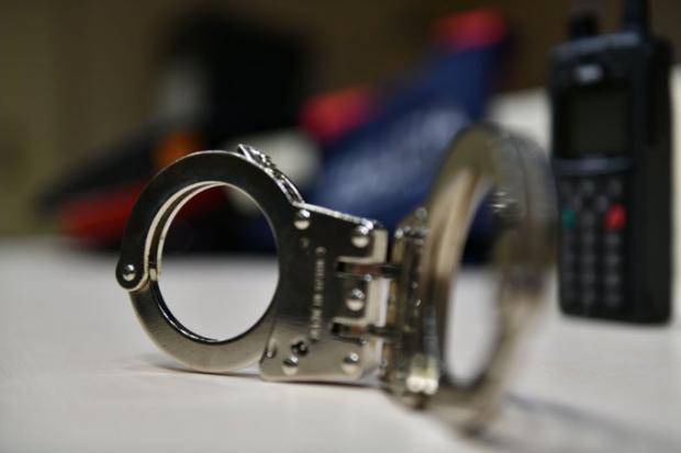 Vecinos heroicos y una fuga sin éxito. Detenidos por robar en un bloque de pisos de Esplugues