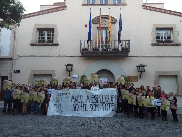 Las muestras de apoyo a Adrià Carrasco tienen su epicentro delante del Ayuntamiento de Esplugues.