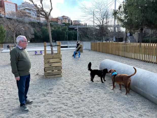 La nueva zona de recreo para perros en Esplugues, un espacio seguro para que jueguen sin correa