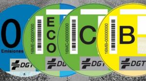 Correos pone a la venta las etiquetas ambientales para poder circular en la Zona de Bajas Emisiones