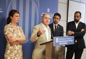 Durante la cumbre anticontaminación. Antonio Poveda en el centro hablando junto al conseller de Territori -a  su derecha-, Damià Calvet