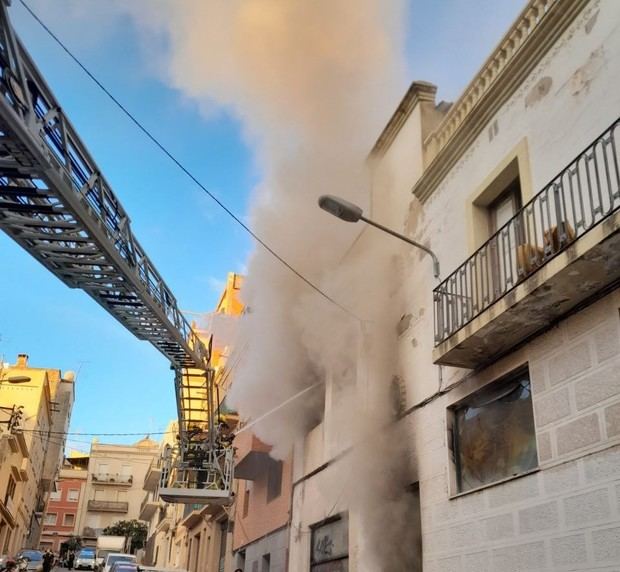Cinco vecinos evacuados en l'Hospitalet por un incendio en la calle Goya