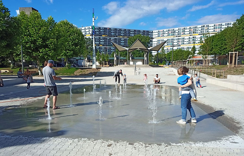 Instalan juegos de agua en el parque del Estatut de Olesa de Montserrat