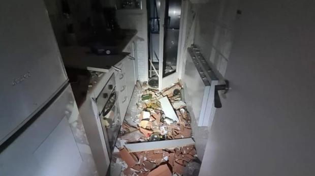 Explosión de gas en la cocina. Un herido leve y destrozos en una vivienda de Castelldefels