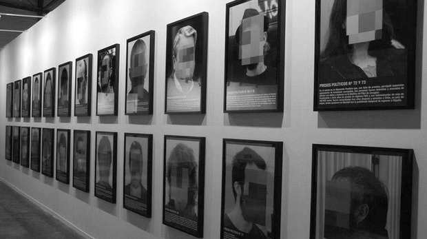 Exposición con los rostros pixelados de los líderes independentistas encarcelados, como Oriol Junqueras.