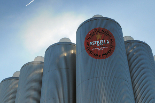 Muere un hombre que realizaba tareas de mantenimiento en la empresa Estrella Damm