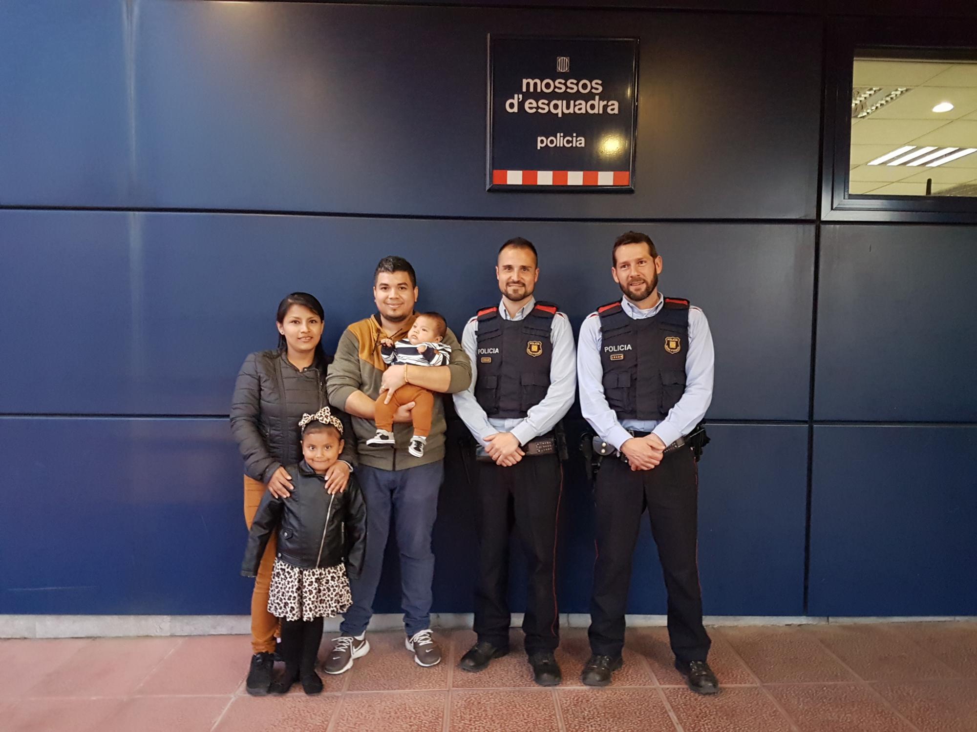 Dos mossos salvan la vida de un bebé de dos meses en L’Hospitalet