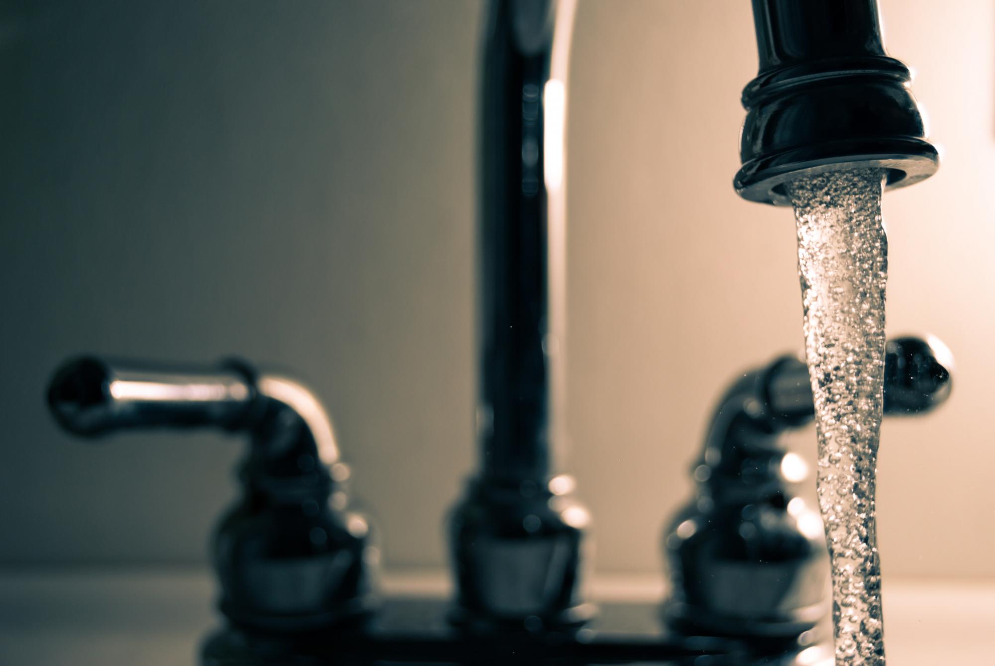 El AMB quiere frenar el incremento del recibo del agua que propone Aguas de Barcelona