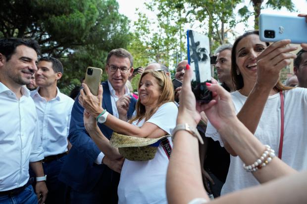 Feijoo se da un baño de masas en Castelldefels en el arranque de la campaña electoral