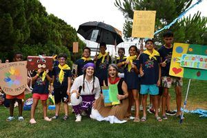 La gran Fiesta de los 'casals' de verano llena de alegría la sede de Fundesplai en El Prat