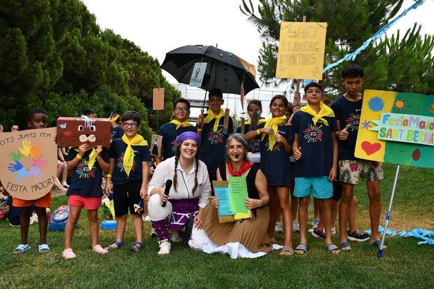 La gran Fiesta de los 'casals' de verano llena de alegría la sede de Fundesplai en El Prat