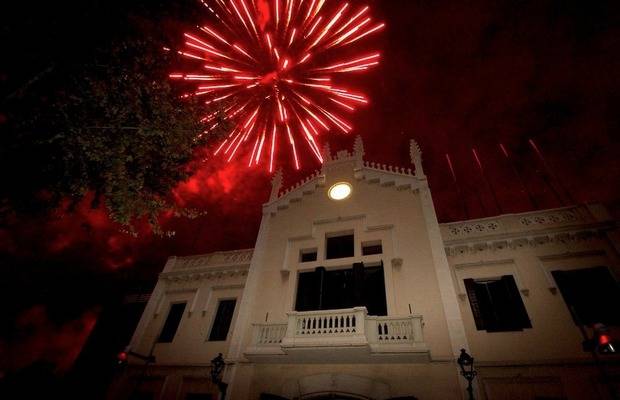 Fuegos artificiales sobre la fachada del Ayuntamiento de El Prat abrirán la fiesta este viernes