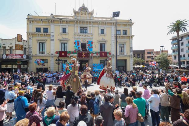 Miles de vecinos han salido a la calle a disfrutar de las Fiestas de Primavera de L'Hospitalet