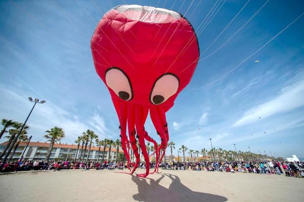 Las cometas de Estels per la Pau sobrevolarán la playa de Castelldefels a favor de los derechos de la infancia