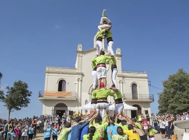 Los Castellers de Viladecans en una actuación durante el aplec de Sant Ramon.