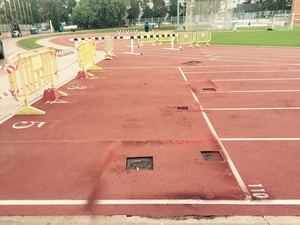 Preparación para la reforma que se está realizando en la pista de entrenamiento de atletismo de Gavà.