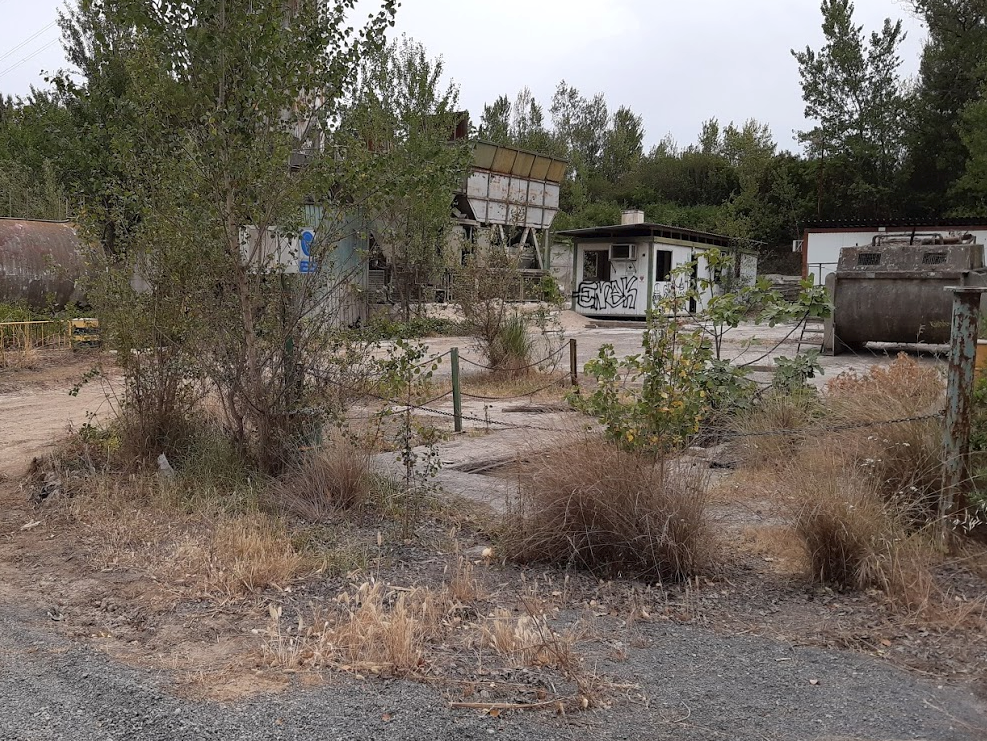 Derriban la antigua planta de hormigón del pasaje de Can Pous de Abrera