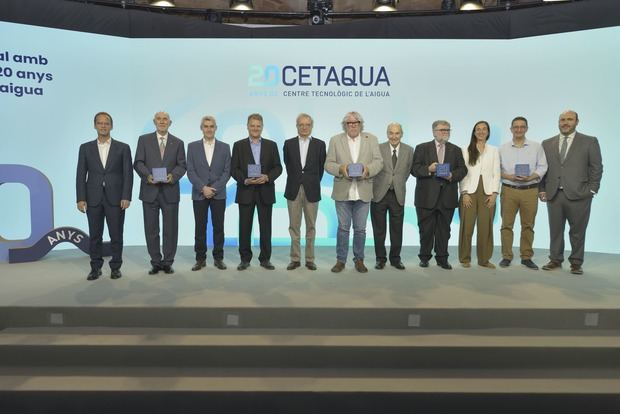 De izquierda a derecha: Xavier Bernat, director de Estrategia, Innovación y Desarrollo en Aigües de Barcelona; Luis Calvo, delegado institucional del Consejo Superior de Investigaciones Científicas en Catalunya; Daniel Tugues, director País de Veolia en España; Josep Lluís Armenter, director de l'Agència Catalana de l’Aigua; Rafael Villaseca, presidente de Veolia en España; Antonio Balmón, alcalde de Cornellà de Llobregat; Miquel Roca, presidente de Aigües de Barcelona; Jordi Berenguer, vicerrector de Transferencia, Innovación y Emprendimiento a de la Universitat Politècnica de Catalunya; Marina Arnaldos, gerente de Cetaqua Barcelona; Demetrios G. Eliades, Profesor en el KIOS Research and Innovation Center of Excellence de Chipre; y Rubén Ruiz, presidente del Patronato de Cetaqua.