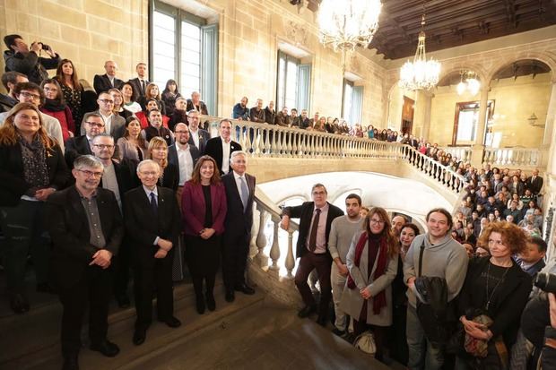 Foto de familia de las autoridades y todos los galardonados