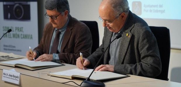 Tejedor (izquierda) y Bargalló (derecha) firman el convenio por el IntersECCions.