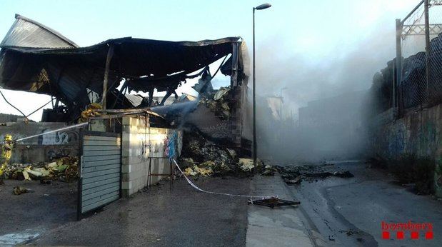 Imagen de esta mañana de las tareas de extinción del incendio en Esparreguera.