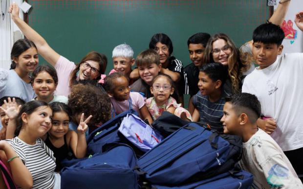 Mochilas contra la desigualdad: así acompaña la Fundación ”la Caixa” a miles de niños en riesgo de pobreza