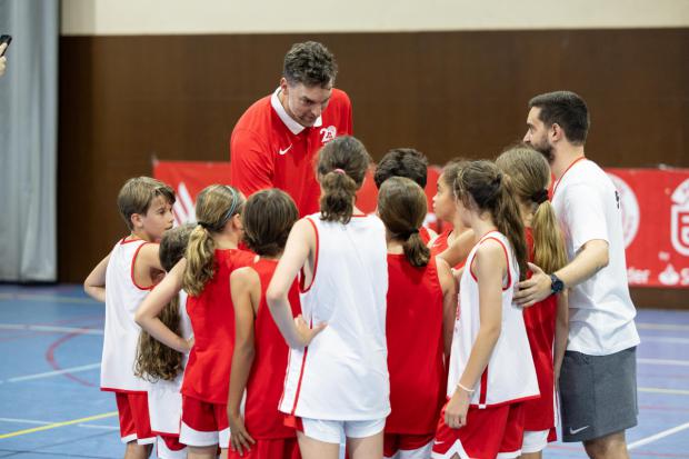 La Gasol Foundation ofrece una beca para la academia de baloncesto de Pau Gasol. Inscripción abierta