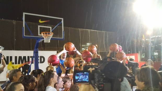 Gasol regresa al patio de la Escuela Llor “donde empezó todo”