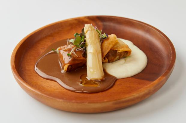 Ravioli de cola de buey y Espárrago de Gavà, tapa del restaurante Can Juvé
