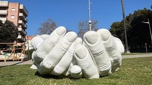 Inauguración de la escultura "Give/Dar" de Lorenzo Quinn en Castelldefels este 21 de marzo