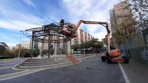 El Ayuntamiento repara la glorieta de la “plaça de la Baldosa” de Bellvitge