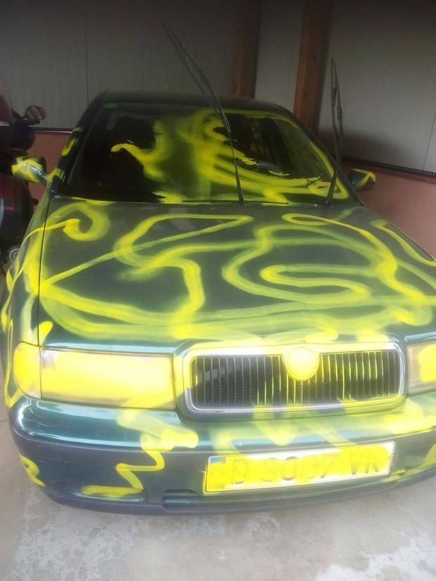 Rocían de grafiti un coche cerca de la Policía municipal de Torrelles