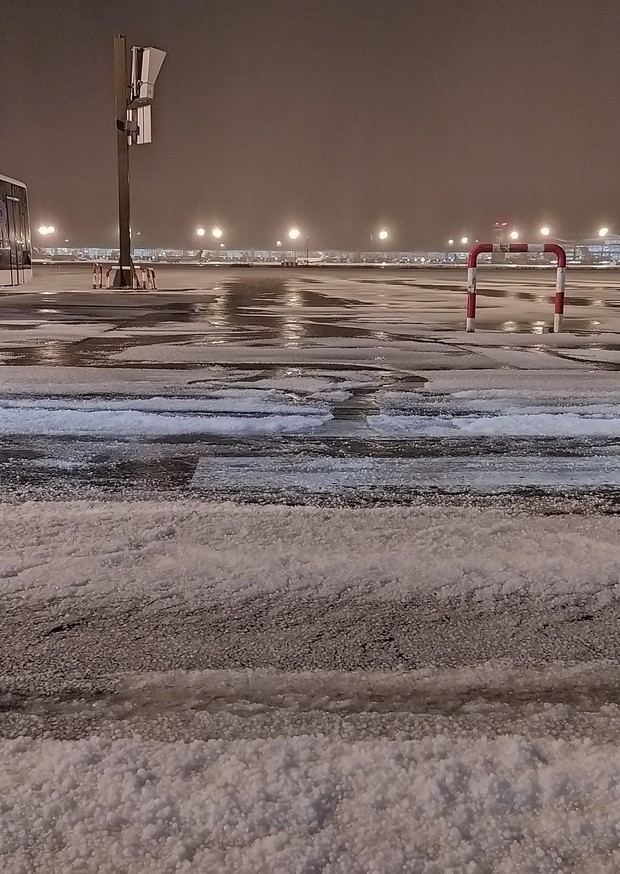Una granizada ha dejado inactiva una pista del aeropuerto de El Prat esta madrugada