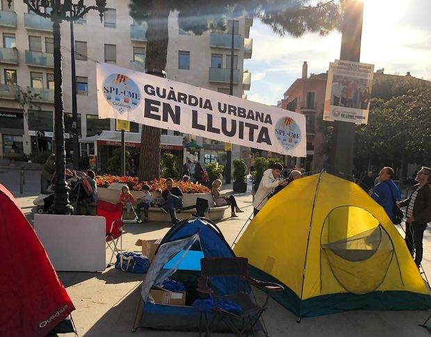 Los agentes avisan que la acampada es 'indefinida' hasta que no vean 'predisposición' municipal para negociar sus reivindicaciones.