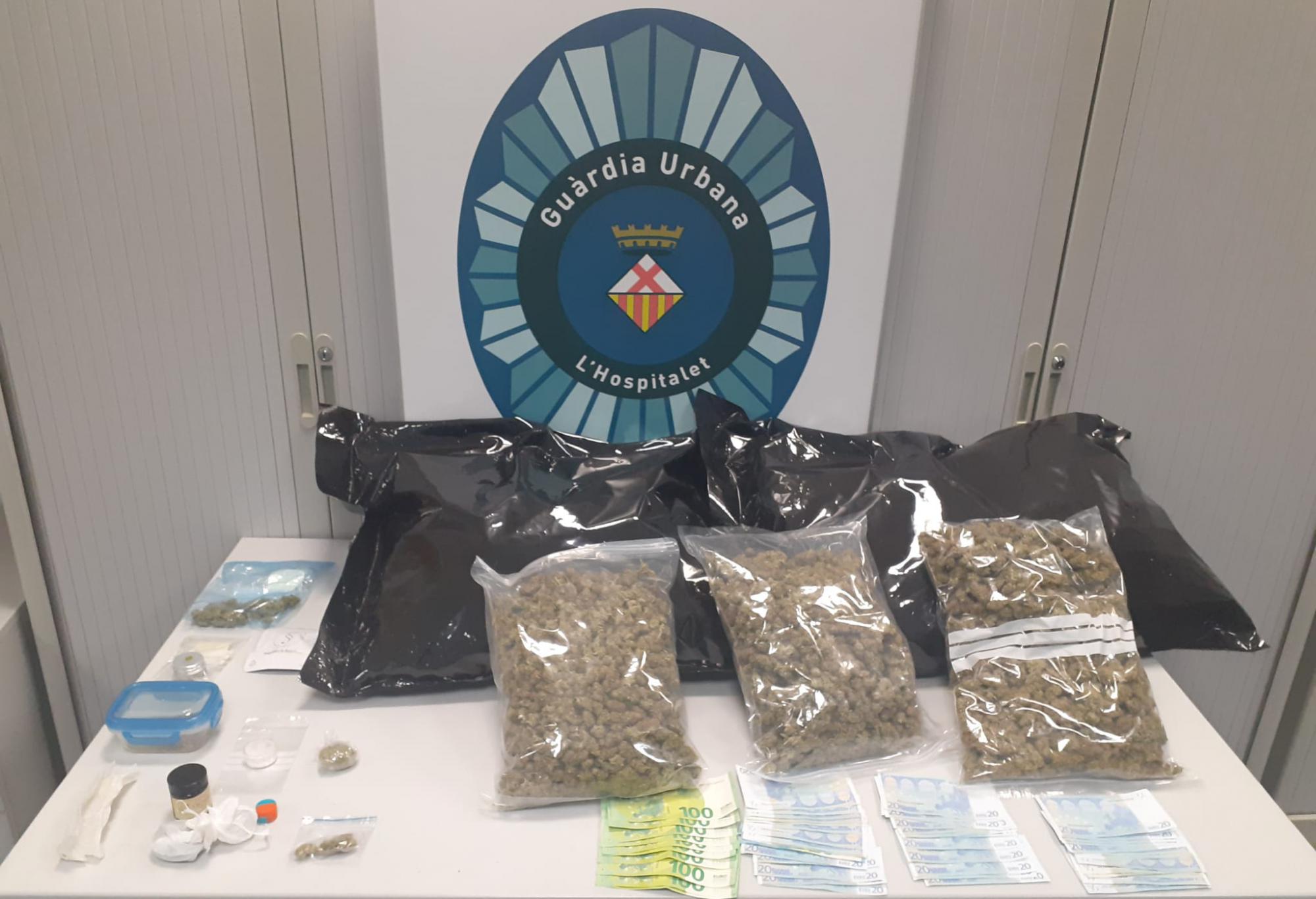La Guàrdia Urbana de L'Hospitalet detiene a tres hombres por delitos contra la salud pública