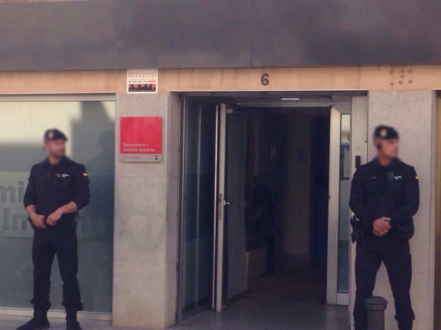 Dos agentes de la Guardia Civil custodian, la semana pasada, el Ayuntamiento de Viladecans en el marco de la operación Anfiteatro