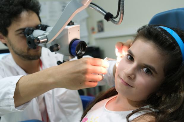 La sorprendente técnica con muñecos que prepara a los niños antes de pasar por quirófano en Sant Boi