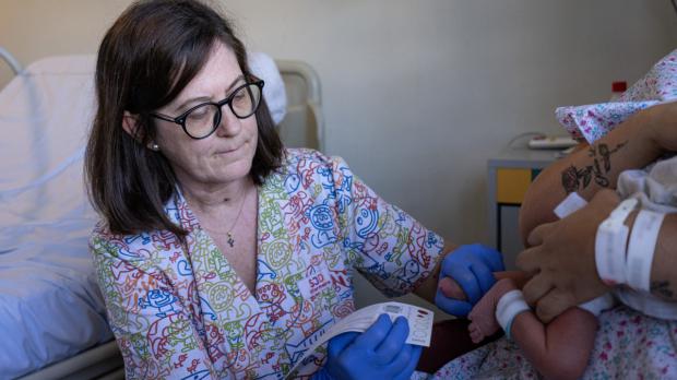 El primer bebé diagnosticado con una enfermedad neonatal muy grave ha nacido en L'Hospitalet