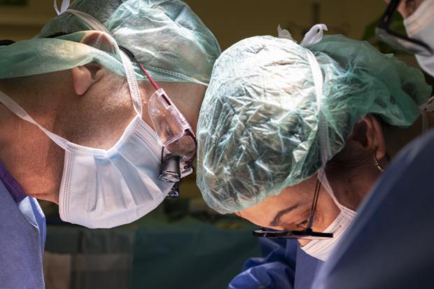 Bellvitge borda la primera cirugía de toda España para extirpar un tumor hasta ahora inoperable