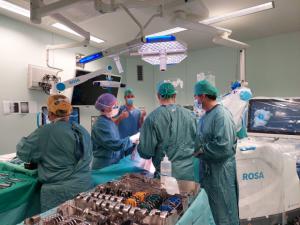 ROSA, el robot cirujano del Hospital Sant Joan de Déu para las operaciones de prótesis de rodilla