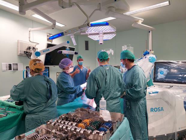 ROSA, el robot cirujano del Hospital Sant Joan de Déu para las operaciones de prótesis de rodilla