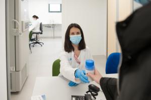 El transplante fecal, una alternativa a los antibióticos para tratar infecciones rectales
