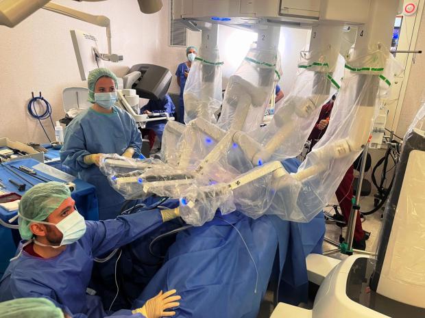 El Hospital de Bellvitge realiza una cirugía de estómago de alta complejidad con tecnología robótica