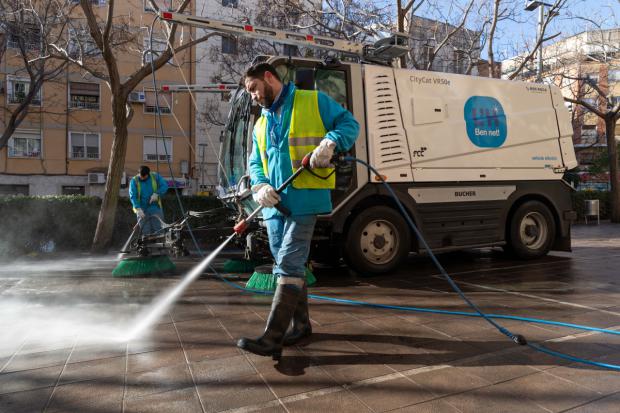 L'Hospitalet se pone manos a la obra para mejorar el estado de sus calles y parques