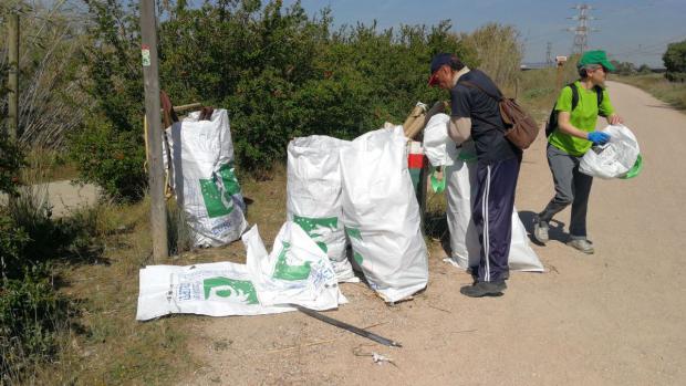 Voluntarios de L'Hospitalet limpian el cauce y el camino de acceso al río Llobregat