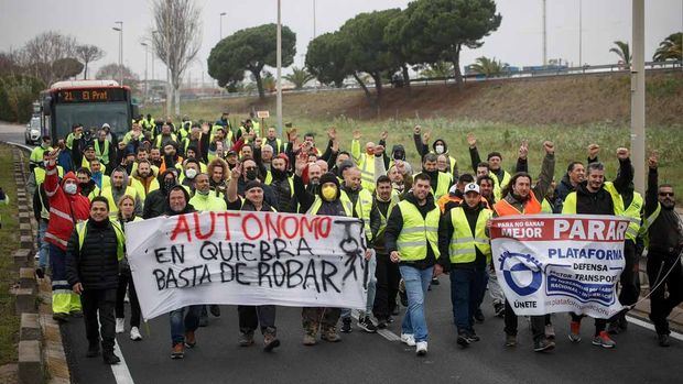 El segundo día de la huelga de transportistas se aglomera en la Zona Franca