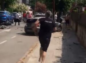 Un hombre choca intencionadamente contra otros coches que estaban estacionados