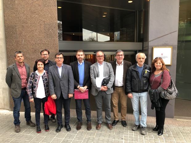 Los representantes municipales haciendo entrega, esta mañana, del escrito dirigido a la Generalitat.